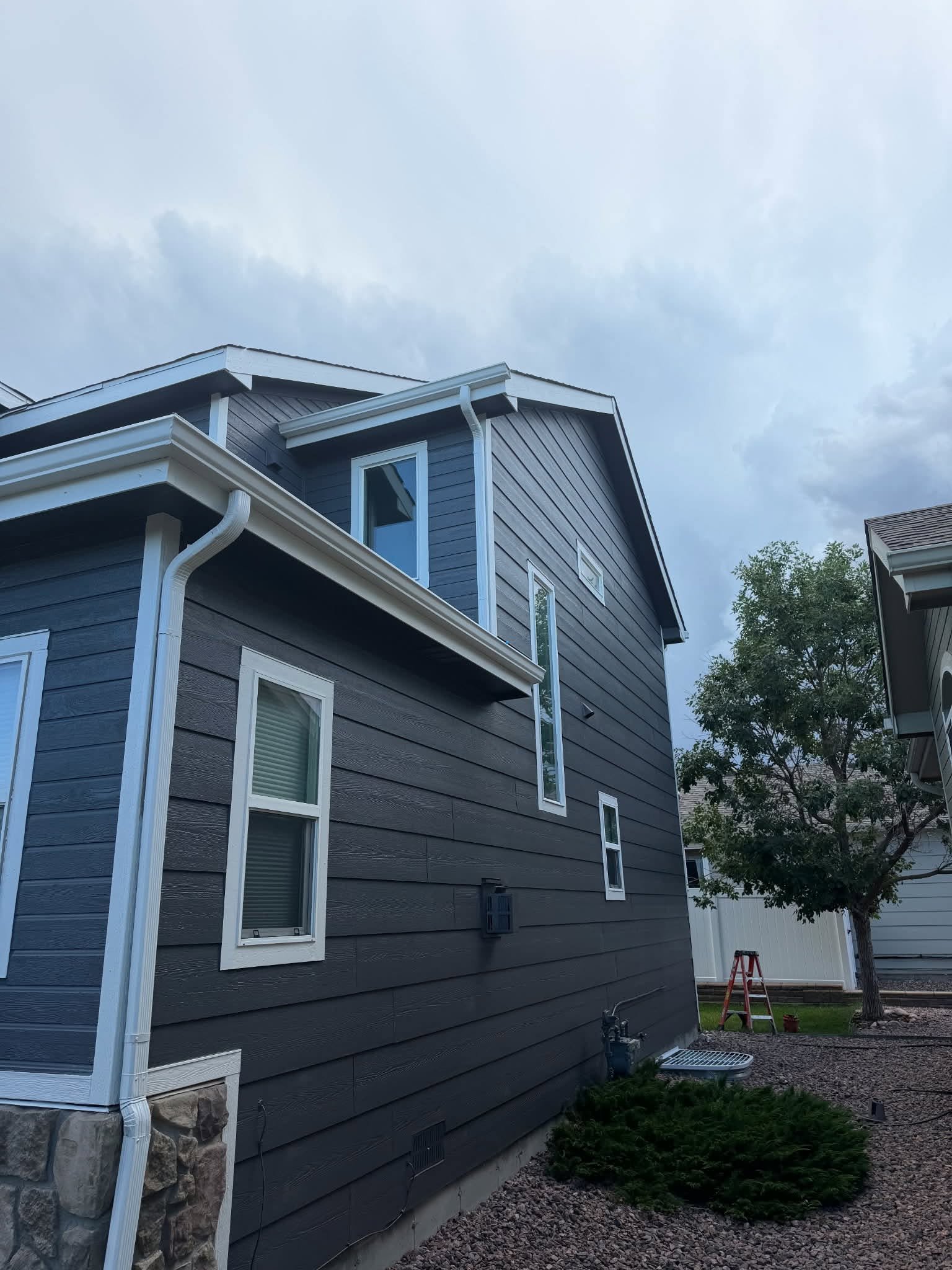 Navy siding side elevation after Chess Remodels repaint